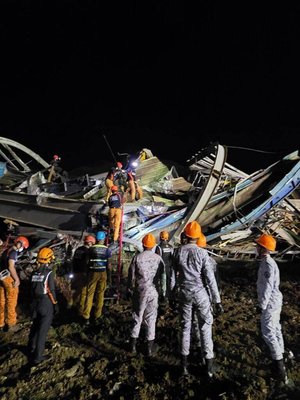 菲律賓垃圾山崩塌增至8死 市府拚最後搜救希望