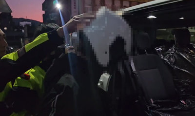 金山男持雙刀攔車戒護出院　移送地檢時自稱神