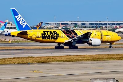 全日空星戰彩繪機C-3PO抵台卸妝　吸引航迷爭睹
