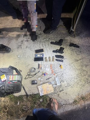 南投警方追捕毒品通緝犯　起獲改造手槍與海洛因