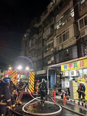 新北泰山公寓疑電器走火　出租套房救出4人