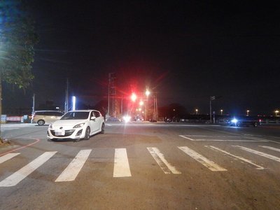 台中自小客路口跨越雙黃線 機車騎士疑閃避自摔不治