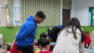 深坑國小與國際志工同樂　盼長期合作增雙語資源