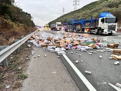 國3大甲段汽車閃動物屍體致追撞  貨物散落一地