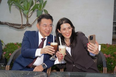 爭中市長選舉提名　江啟臣邀外賓、楊瓊瓔市場掃街