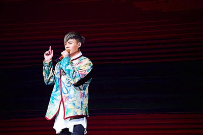 許富凱響應公益二手市集　捐小巨蛋演唱會外套