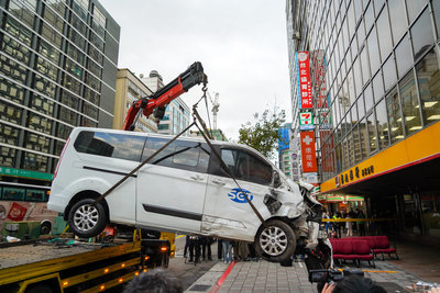 三立採訪車撞進銀行 彰銀:對營運不造成影響
