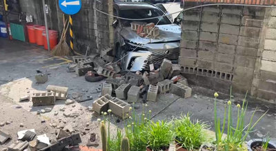 國民黨台中黨部圍牆遭撞破 3人送醫