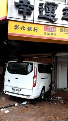 三立採訪車撞進銀行釀10傷  肇事原因待警方釐清