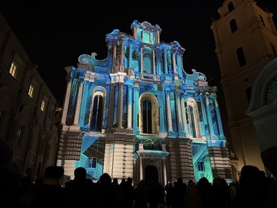 維爾紐斯燈光節照亮寒冬　老城區化身當代藝術舞台