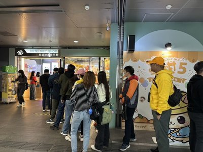 高捷蜜柑站長遇上虎爺 聯名彩繪列車登場