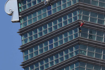 霍諾德攀上101頂端　AIT：讓世界更認識台北