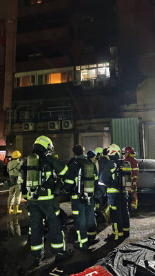 北市大安區大樓暗夜祝融　4人送醫、疏散53人