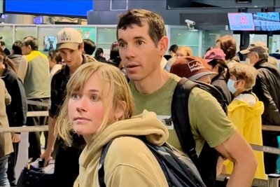 霍諾徳攻頂台北101後搭機離台　旅客搶合照