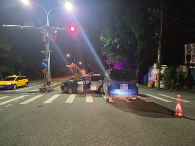 花蓮員警執勤自撞分隔島　1人送醫