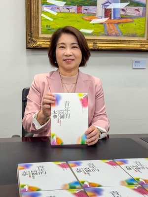 屏東縣長周春米支持紙風車椅子會　親筆簽名書秒殺