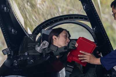 F-16戰機潛力裝掛　飛官陳怡慈成全場媒體焦點