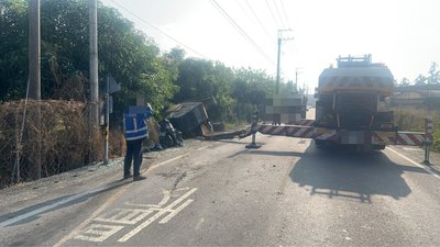 屏東怪手翻落大貨車壓死騎士  警調查事故原因