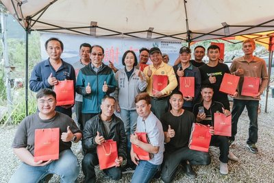 馬太鞍溪堰塞湖風險降低  總統贈禮感謝施工人員