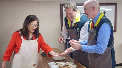 管碧玲邀AIT處長登雲林艦  包餃子揮毫展台美情誼