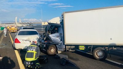 國1北上台中路段5車連環撞  貨車駕駛受困被救出