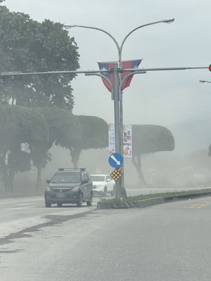 馬太鞍溪疏濬車揚塵引民怨 施工單位設清洗台改善
