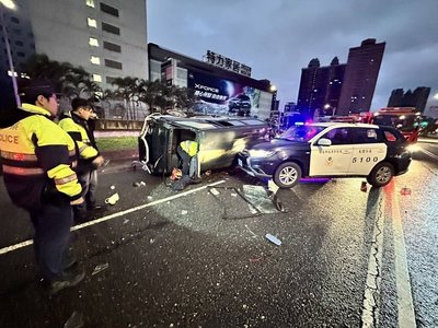 男駕贓車疑行竊桃園市工地 拒檢逃逸撞警車翻覆送醫
