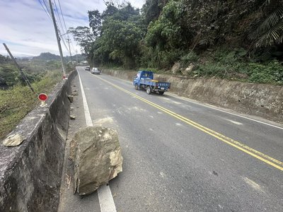 台中2事故 中橫落石砸小客車、新社小貨車翻落農田
