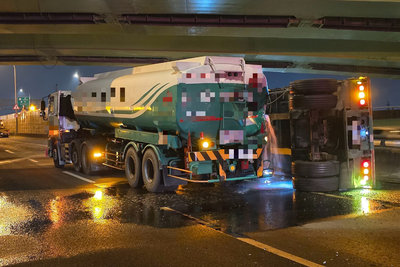 國1仁德段槽罐車事故漏油 封路善後影響交通
