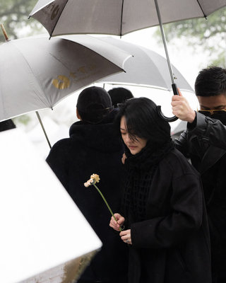 大S逝世1週年雕像揭幕　具俊曄、小S拭淚追思