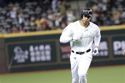 樂見中職各隊找洋砲　洪一中：能讓比賽更好看