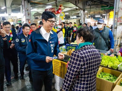 關心農產品供應情形　陳其邁巡訪市場拜早年