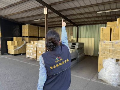 手搖飲原物料商糖漿奶精堆放戶外　中市府稽查改善