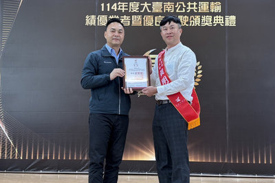 台南小黃公車駕駛對乘客貼心　市府頒特殊服務獎