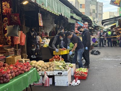 苗栗男市場持刀連砍員警頭部　遭警開槍送醫不治