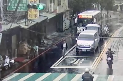 新北新店行人穿越馬路　遭復康巴士撞擊送醫不治