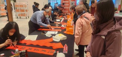 澎坊免稅店辦揮毫活動　春聯深受民眾喜愛