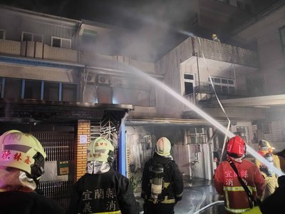 宜蘭透天厝惡火竄濃煙　2名男子受困喪命