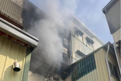 台南南區透天民宅火警　消防員救出2人送醫