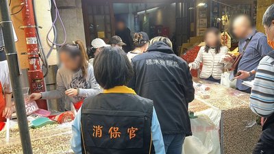 迪化年貨大街攤販磅秤遭疑　北市府：稽查合標準