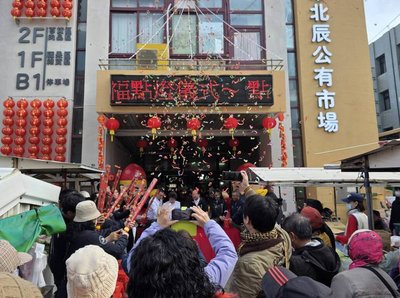 澎湖馬公北辰市場年貨大街　市長點燈開賣送春聯