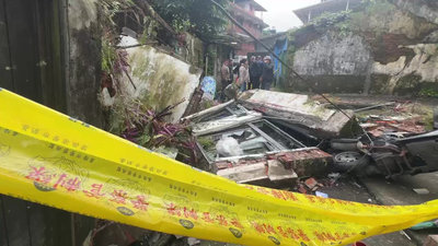 基隆國產署老屋倒塌壓毀機車　市府緊急清理