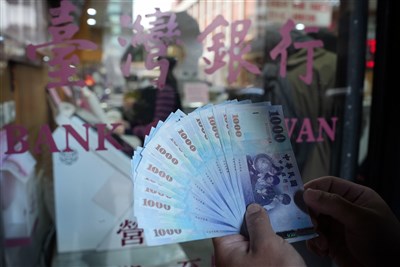 農曆年前銀行大排長龍　CNN介紹台灣換新鈔紅包文化