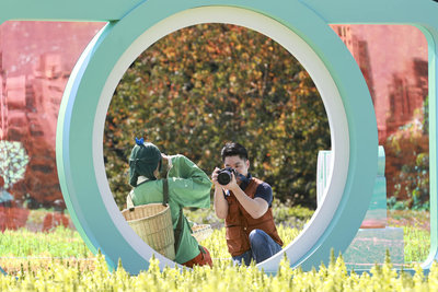 蔣萬安化身攝影師 攜手Coser推廣古亭花海