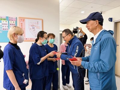 侯友宜除夕慰勉新北醫護　感謝第一線護市民健康