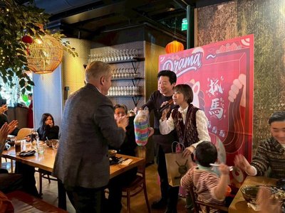 林昶佐帶萬華喜氣到芬蘭　僑界春節聚餐一秒回台灣