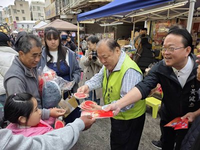 馬年百福具臻福袋討喜  民眾湧現爭相索取