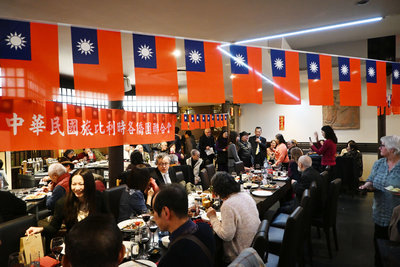 比利時僑界共慶馬年　謝志偉高唱愛拚才會贏