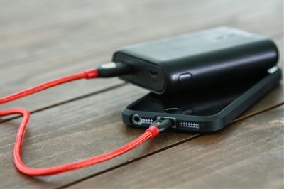 行動電源限帶2個且禁機上充電　4國籍航空跟進