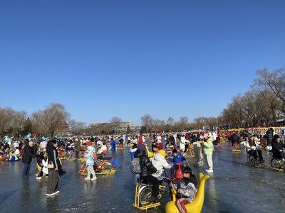 北京什剎海冰場  當地民眾樂享冰上時光